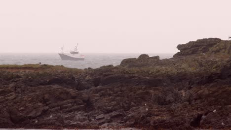 boat-trawler-passing-behind-St-Clement's-Isle,-Cornwall