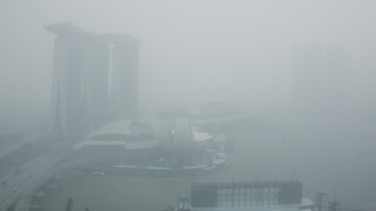 싱가포르의 도시 풍경은 공기의 품질이 좋지 않습니다.