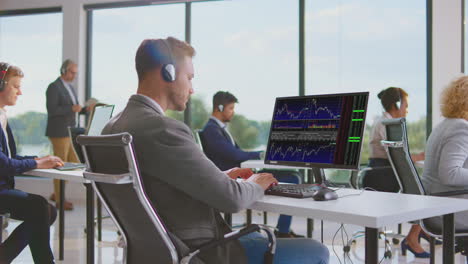 equipo de negocios en un entorno de oficina moderno