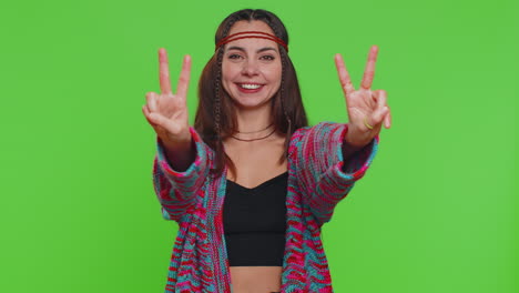 Una-Joven-Hippie-Mostrando-El-Signo-De-La-Victoria-Esperando-Tener-éxito-Y-Ganar-Haciendo-Un-Gesto-De-Paz-Sonriendo