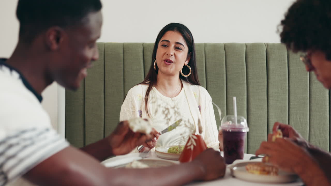 Gente comiendo en un restaurante