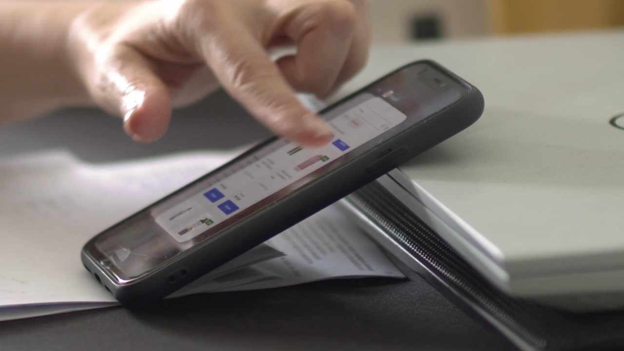 Pinching, closing smartphone applications, modern mobile technology