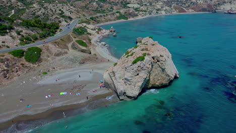 vuelo circular de drones alrededor del punto de vista de la roca de afrodita en la isla de chipre