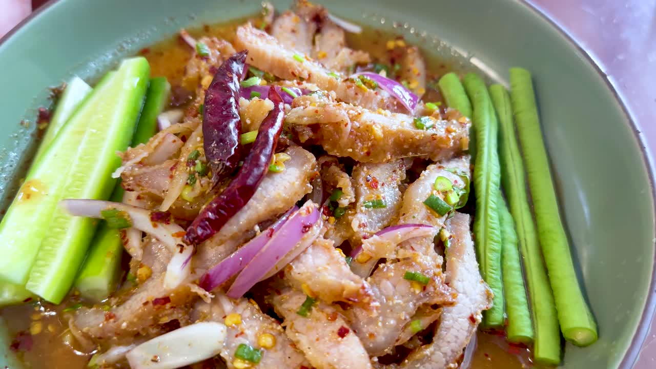 신선한 채소와 함께 맛있는 매운 돼지고기