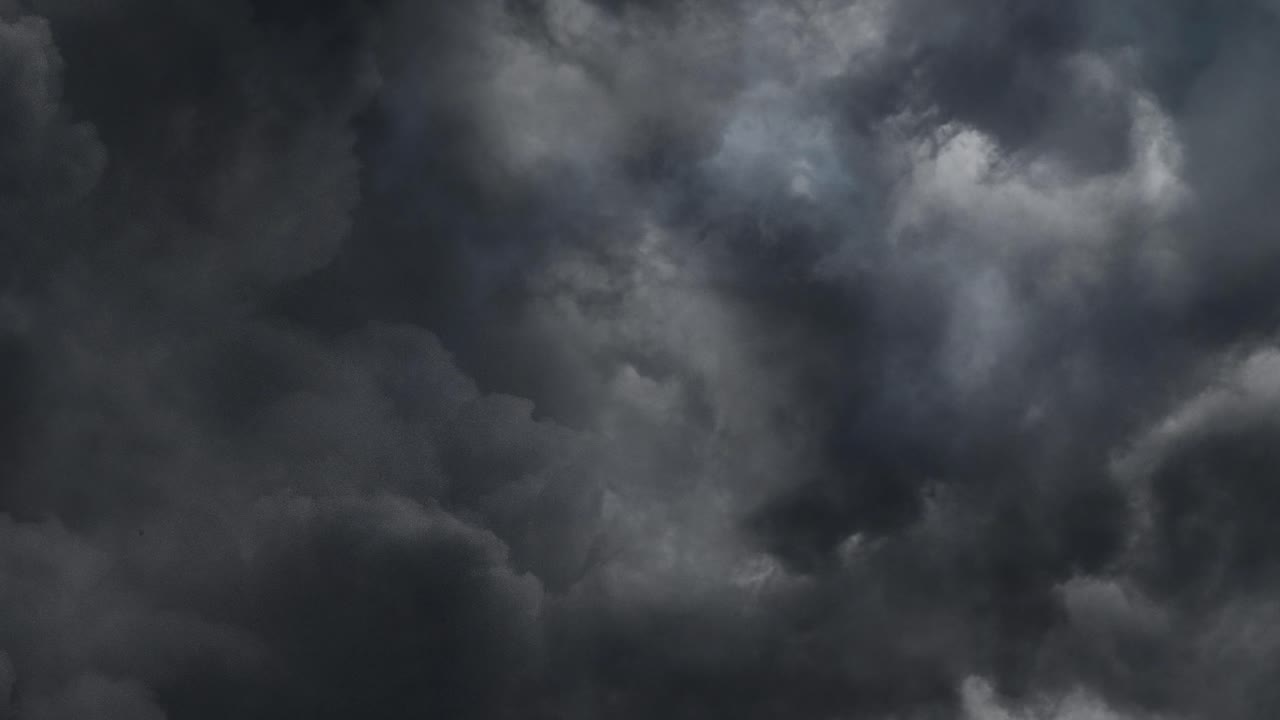 los rayos golpean en una fuerte tormenta eléctrica 4k