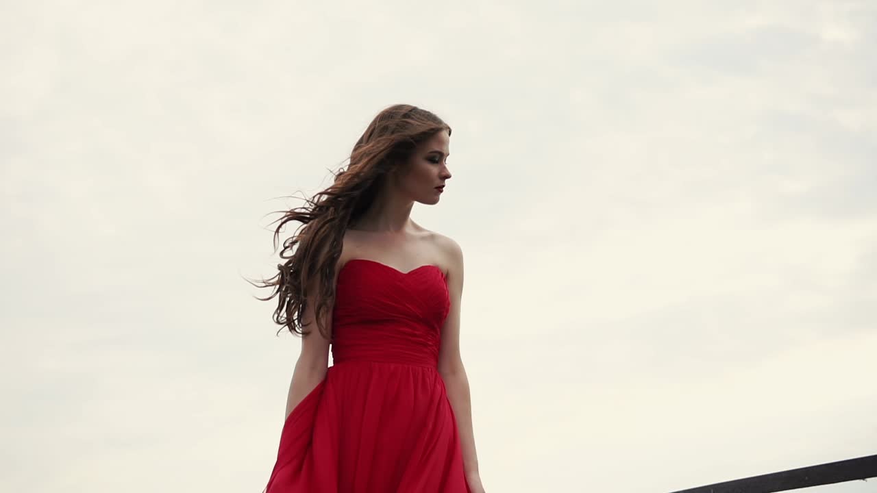 은 드레스를 입은 여자 야외