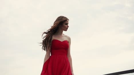 mujer con vestido rojo al aire libre