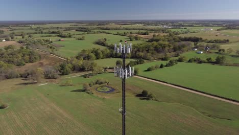 torre de telefonía celular rural en medio de la nada con actualizaciones de tecnología 5g necesarias video de stock por imágenes de drones aéreos 9
