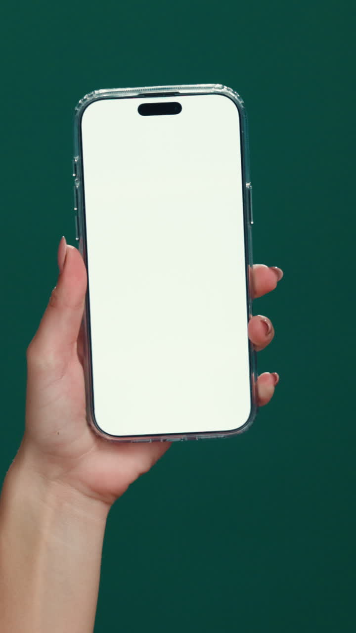 Mano femminile che scorre su uno smartphone con schermo bianco vuoto