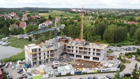 Ciudad-Turística-En-Warmian-Masurian-Con-Hermoso-Lago-Tranquilo-En-Verano-Con-Yates-Y-Turistas,-Puentes-Y-Edificios-Históricos-Antiguos