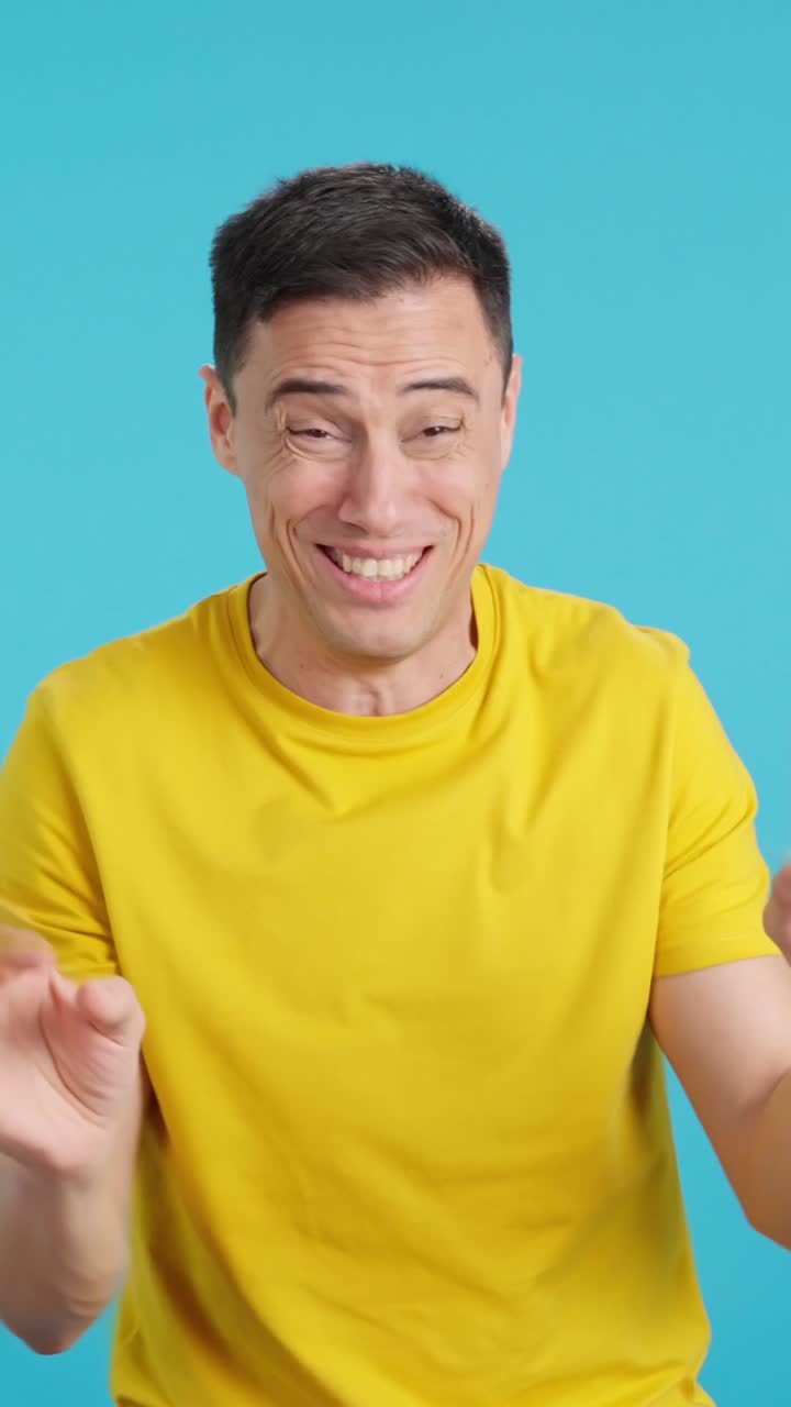 혐오감을 표현하는 남자