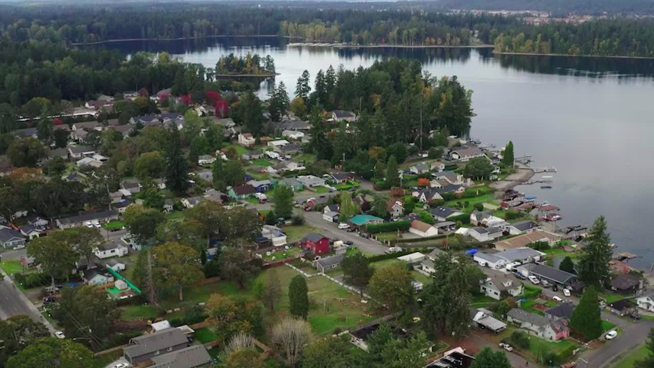 vista aérea del lago americano desde el barrio de tillicum en lakewood, washington, estados unidos