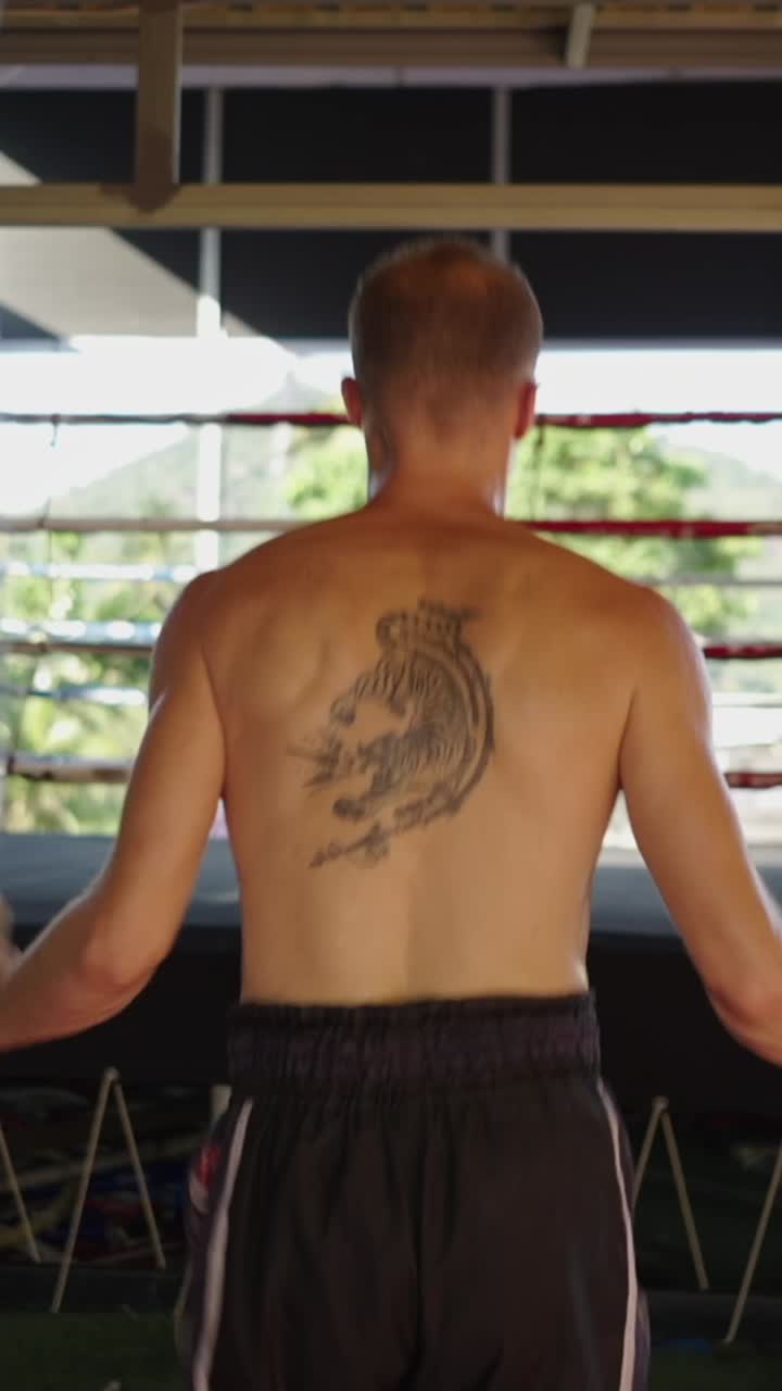 hombre saltando la cuerda en el ring de boxeo