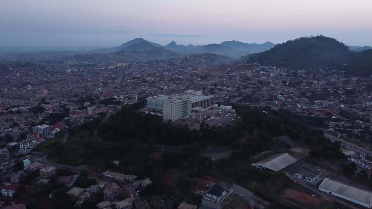 Vista aerea che circonda la Sala Congressi di Yaoundé al tramonto