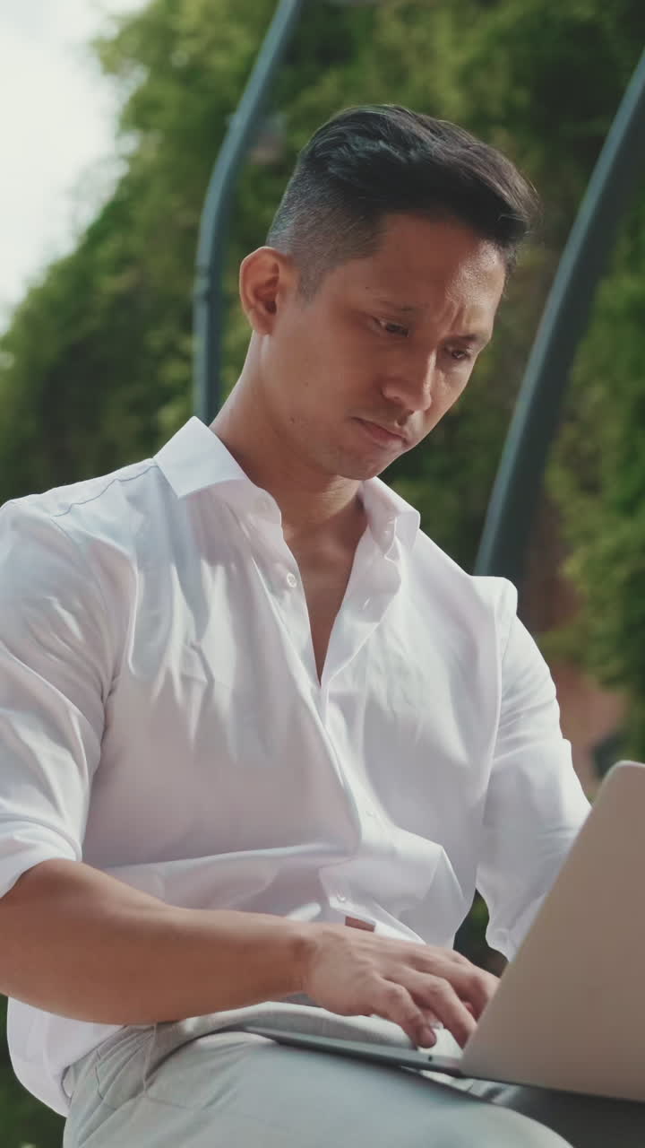 야외에서 노트북 작업을 하는 남자