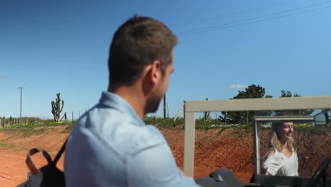 pareja bajando del coche 4k