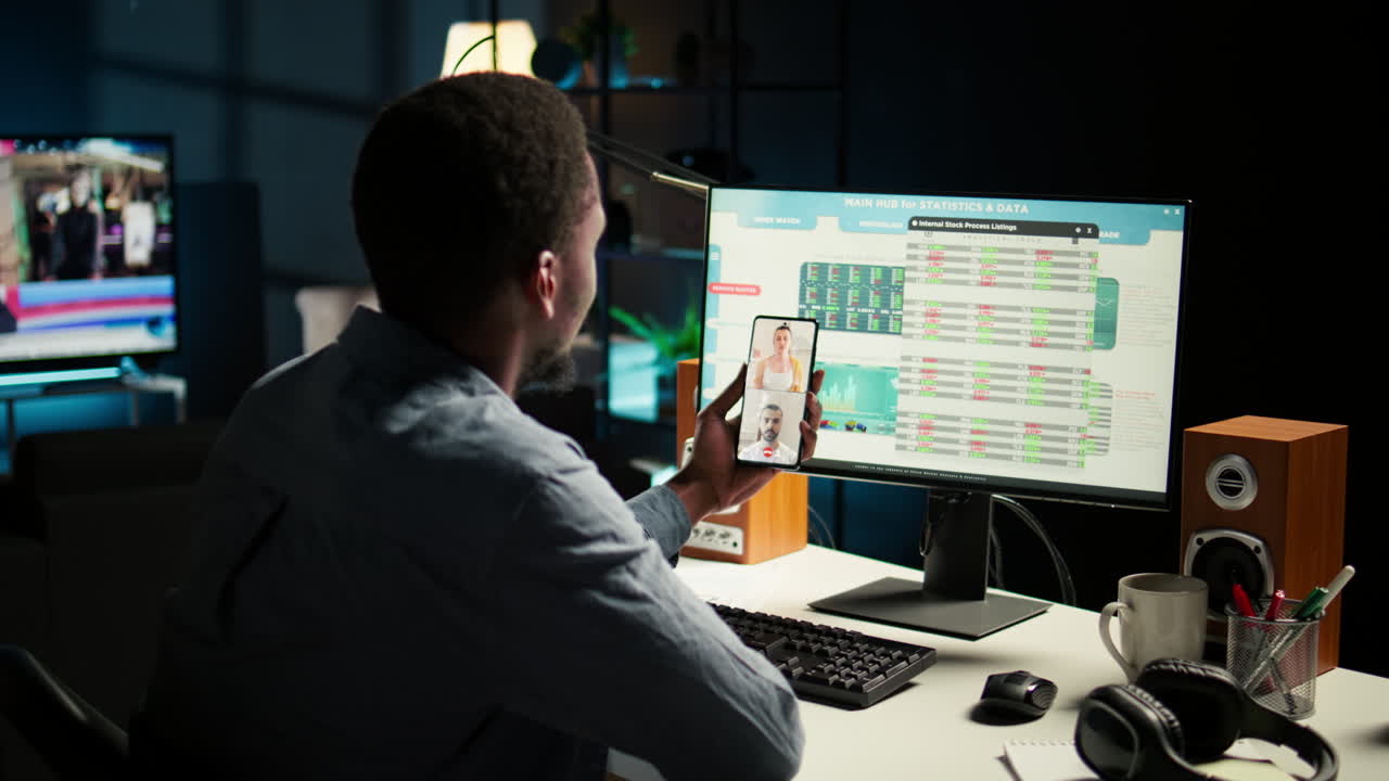 un contabile afroamericano in videoconferenza con i rappresentanti che condividono le loro opinioni