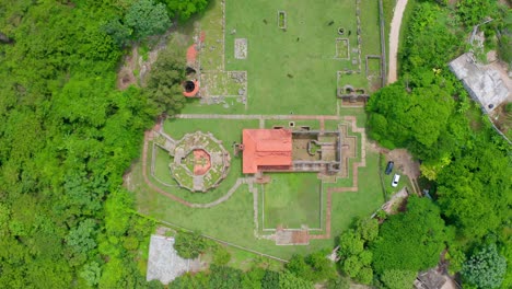 vista superior de las ruinas de las instalaciones azucareras rodeadas de árboles verdes en boca de nigua, república dominicana