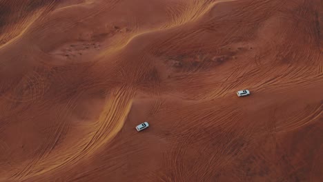 vista aérea de vehículos fuera de carretera en el desierto