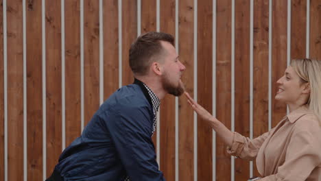 pareja bailando al aire libre