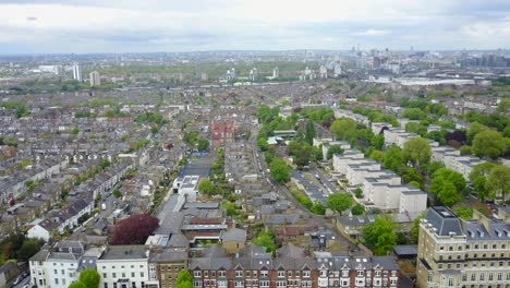 Toma-Panorámica-De-Calles-Residenciales-De-Londres-Con-Casas-Adosadas-En-Verano