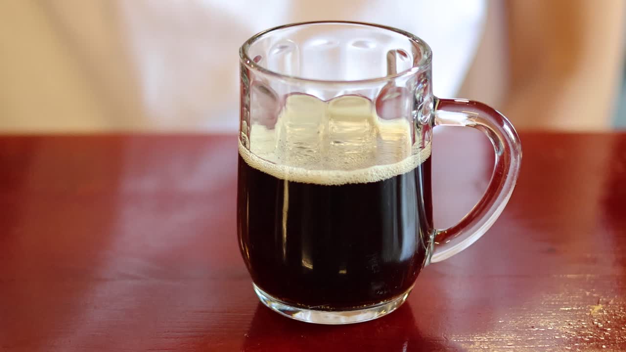 한 잔의 소다에 있는 걱거리는 소금은 서서히 사라집니다.