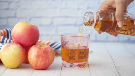 vertiendo jugo de manzana en un vaso