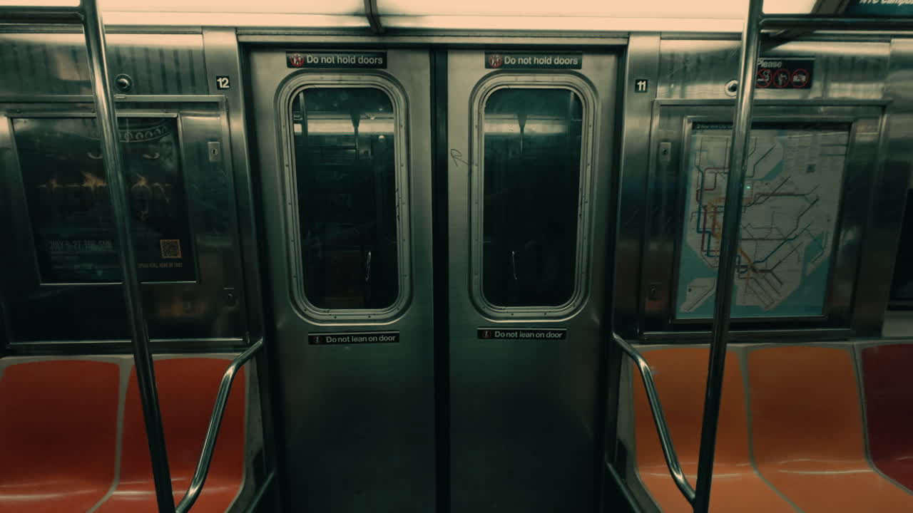 Interno di un vagone della metropolitana vuoto con porte chiuse