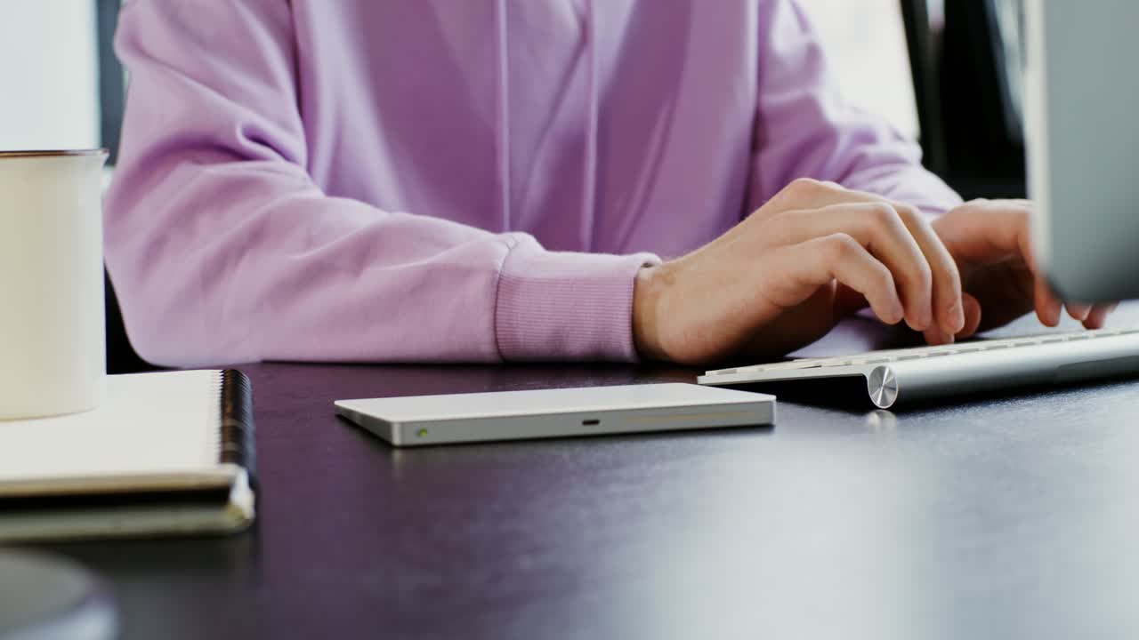 persona que trabaja en una computadora en un escritorio