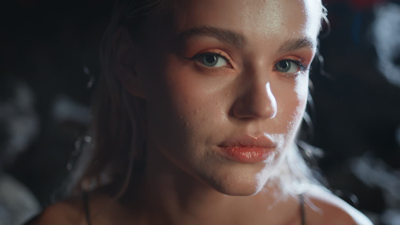 una chica encantadora mirando a la cámara con maquillaje de glamour de fiesta. retrato de una mujer atractiva