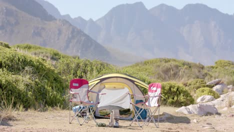 Paisaje-De-Hermosas-Montañas-Con-Carpa-Y-Sillas-En-Un-Día-Soleado,-En-Cámara-Lenta