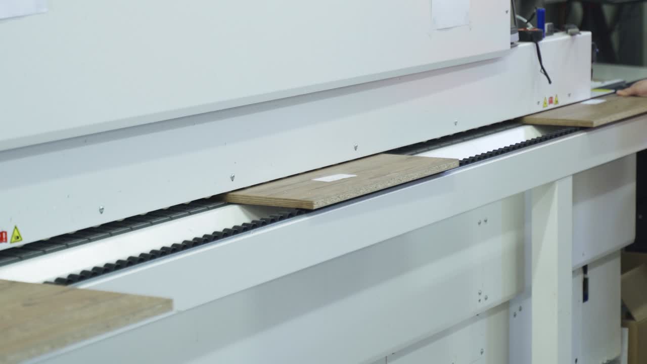 piezas de madera mdf que se mueven a lo largo de un transportador especialmente equipado. borde de pvc.