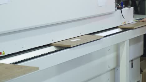 piezas de madera mdf que se mueven a lo largo de un transportador especialmente equipado. borde de pvc.