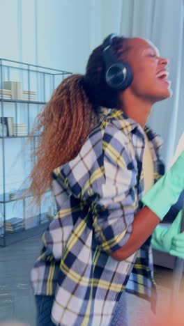 joy, una joven afroamericana, canta y baila tomando un descanso de la limpieza.