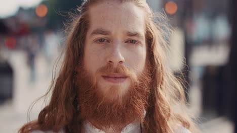 retrato en cámara lenta de un hombre hipster con barba