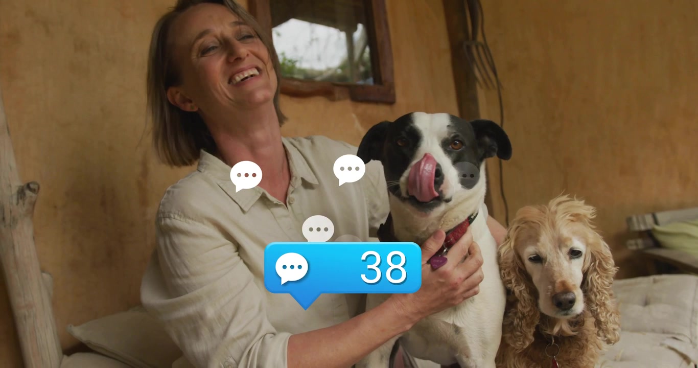 Donna matura che abbraccia un cane che le lecca il naso, con una bolla di commento che si attiva, ottenendo 77 nel marketing per animali domestici.