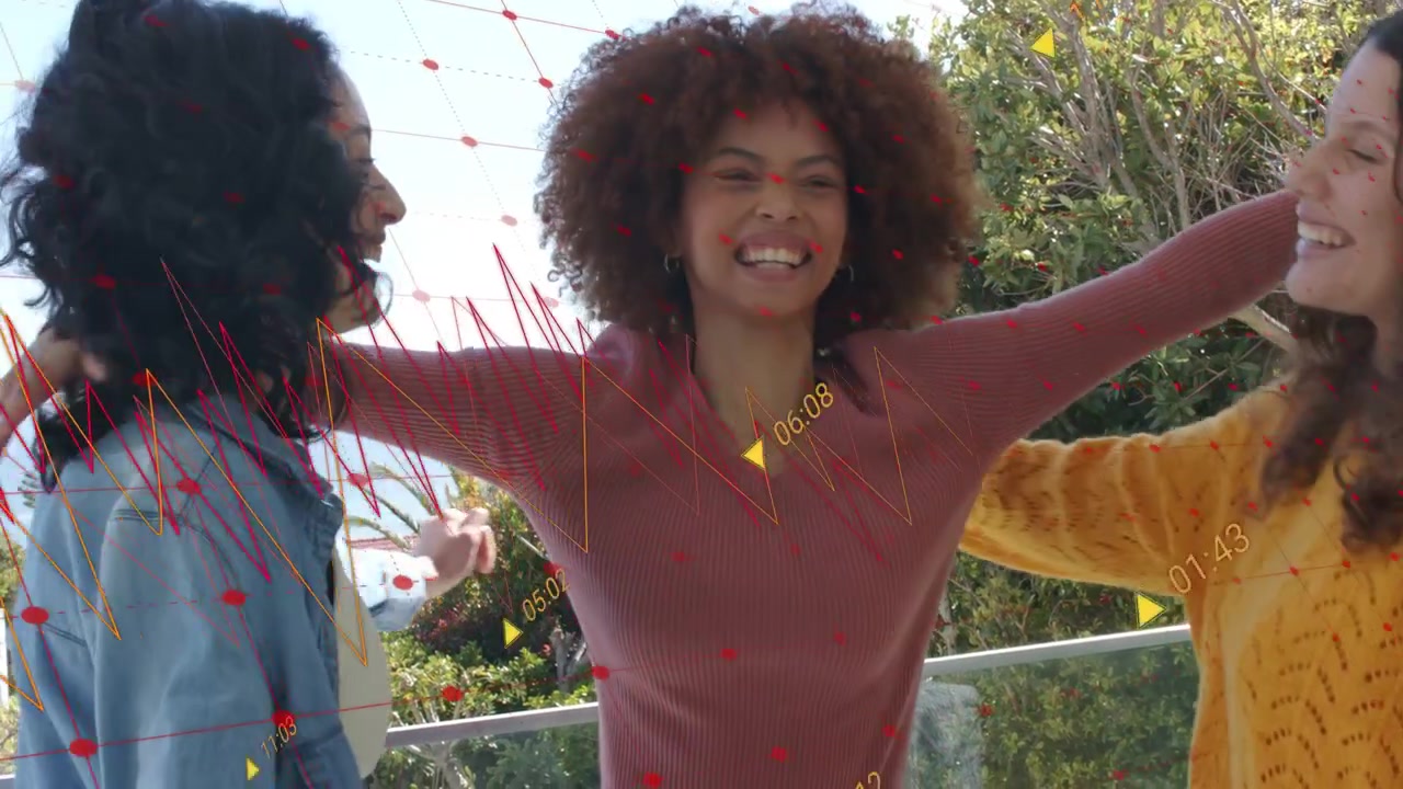 Vrouw steekt haar arm op en begint te zwaaien, terwijl vrienden op het balkon juichen en knuffelen, met een rode mesh en bewegende data-overlay.