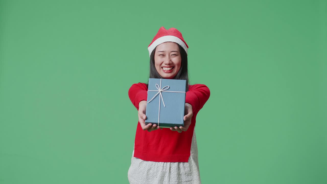 크리스마스 선물을 주는 여자