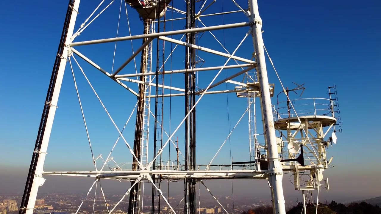 Luftaufnahme einer Drohne, die nahe einem Fernsehturm fliegt.