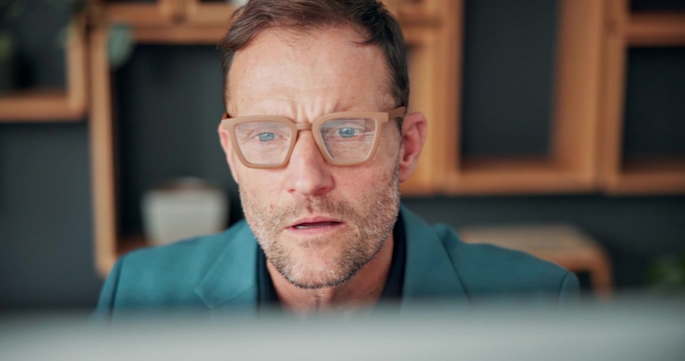 Fokussierter Geschäftsmann arbeitet an einem Computer in einem modernen Büro
