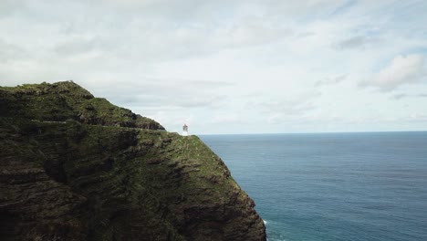 disparo de un dron acercándose al faro makapu&#39;u que se alza sobre un acantilado frente a la costa sureste de oahu, hawaii