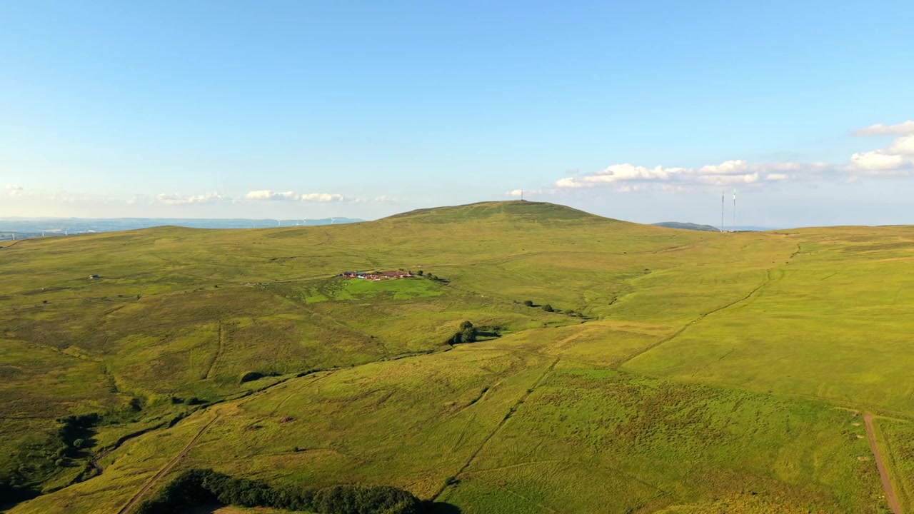 Video aereo 4K 60FPS con movimento da sinistra a destra del monte Black e del monte Divis a West Belfast, Irlanda del Nord, Regno Unito, in una giornata di sole splendente. Prodotto con colore Rec709