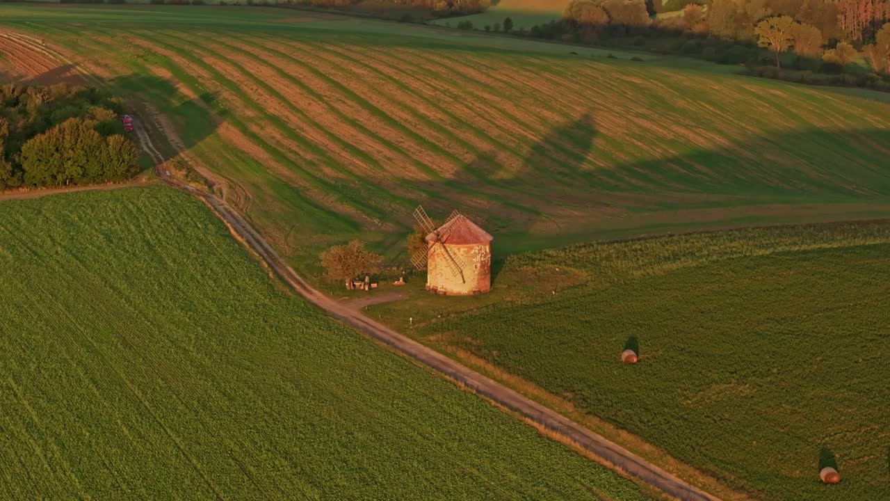 Luftperspektiv af landlig vindmølle i et landligt landskab, Tjekkiet