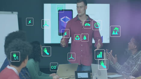 Animación-De-íconos-Ecológicos-Sobre-Diversos-Colegas-Que-Se-Reúnen-En-El-Cargo