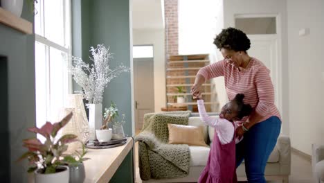 glückliche afroamerikanische mutter und tochter tanzen zu hause, slow motion