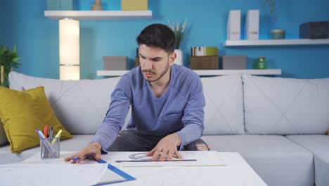 el joven arquitecto está dibujando un proyecto.