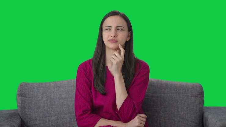 mujer india confundida pensando en algo pantalla verde