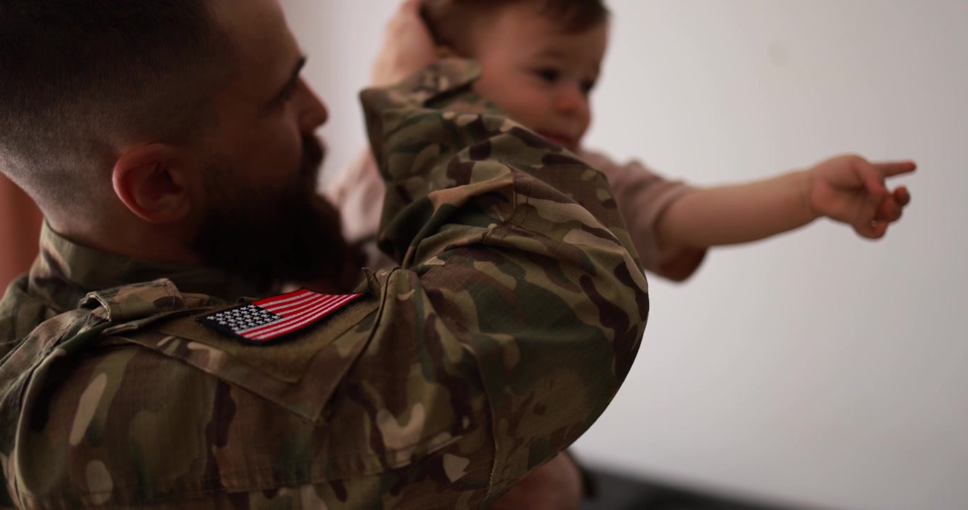 Amerikansk soldat holder sin baby kærligt
