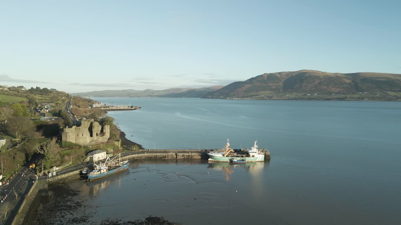 아일랜드 루스 카운티 칼링포드의 칼링포드 호수 해안에 있는 킹 존 성의 공중 사진