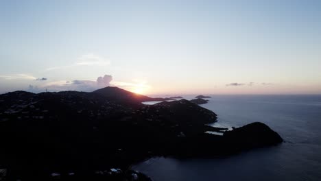 Impresionante-Vista-De-La-Puesta-De-Sol-En-Las-Islas-Vírgenes-Usvi-Cielo-Degradado-Silueta-Relajación-Escena-Tranquila-Casas-En-Primer-Plano